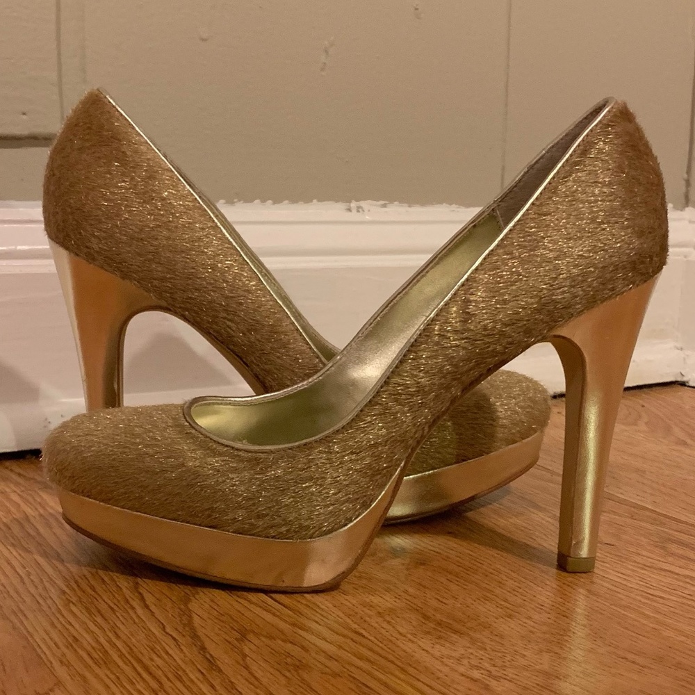 Gold feathered high heel shoes